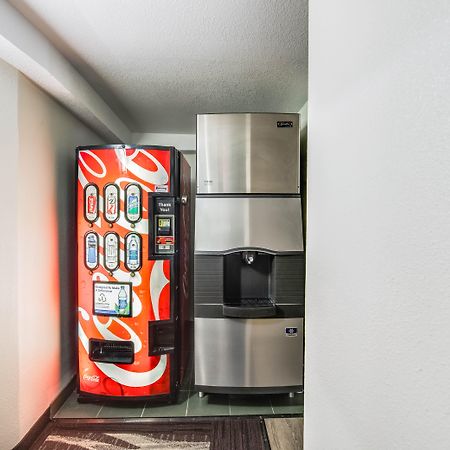 Мотель Ramada By Wyndham Medford Airport North Екстер'єр фото