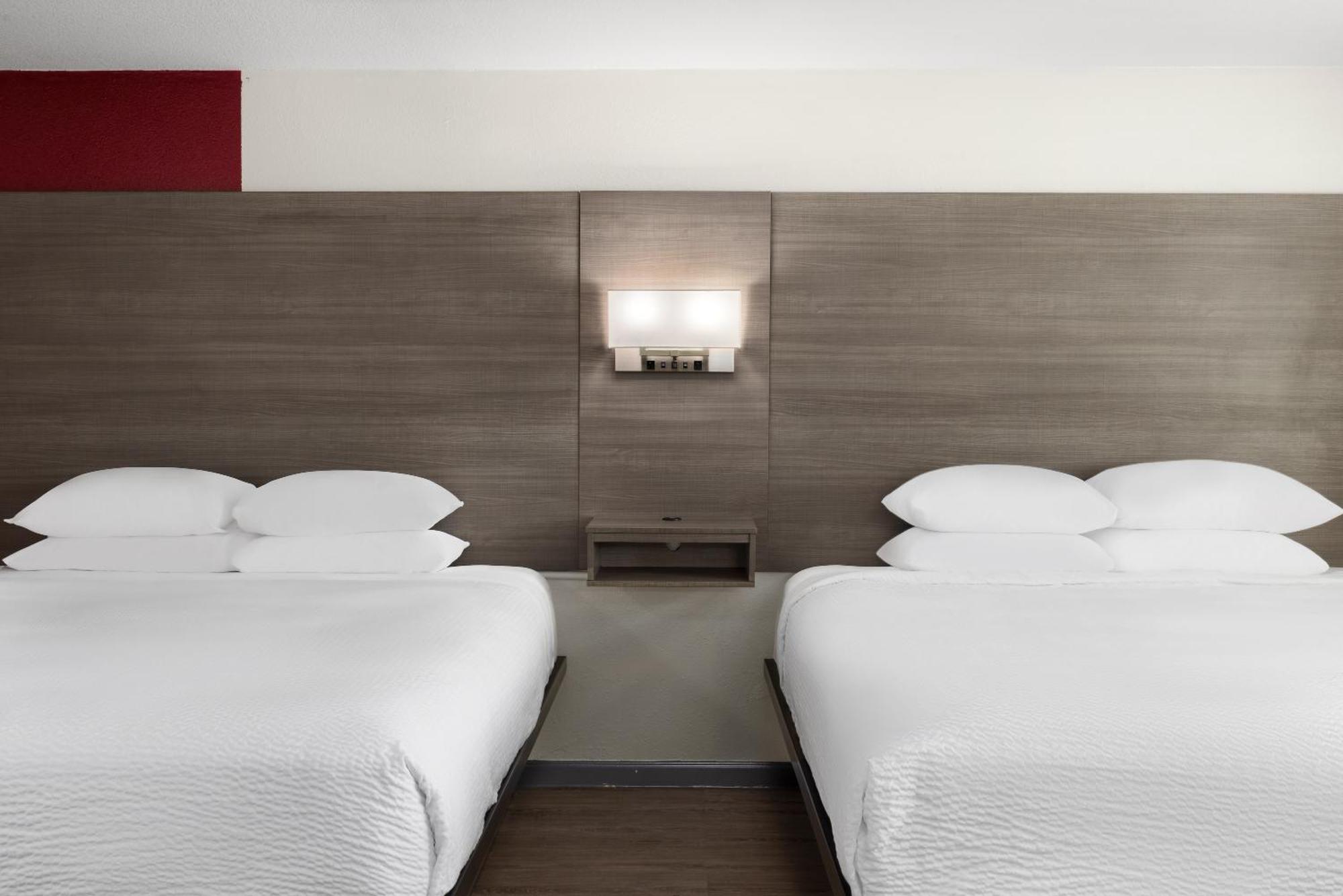 Мотель Ramada By Wyndham Medford Airport North Екстер'єр фото
