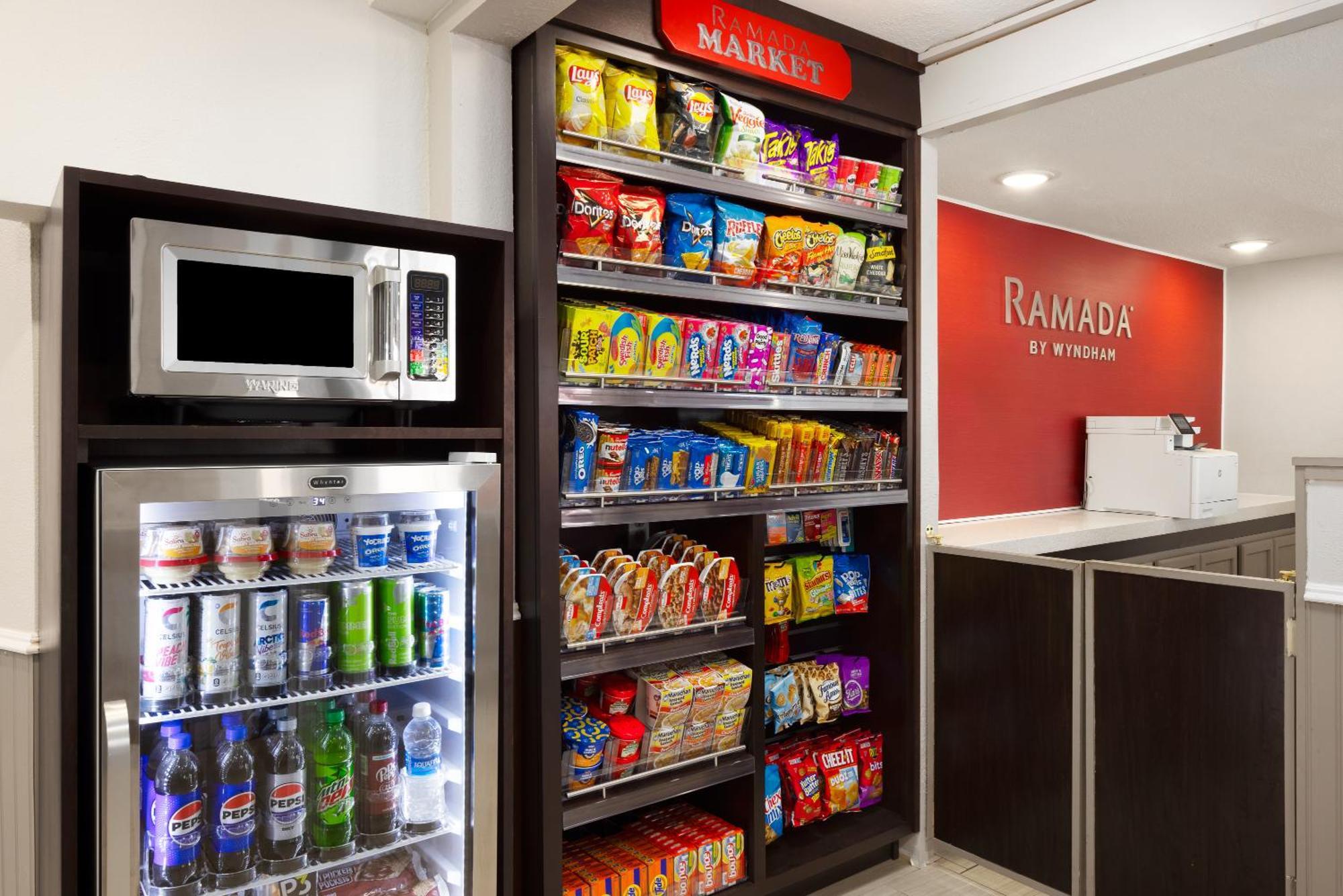 Мотель Ramada By Wyndham Medford Airport North Екстер'єр фото