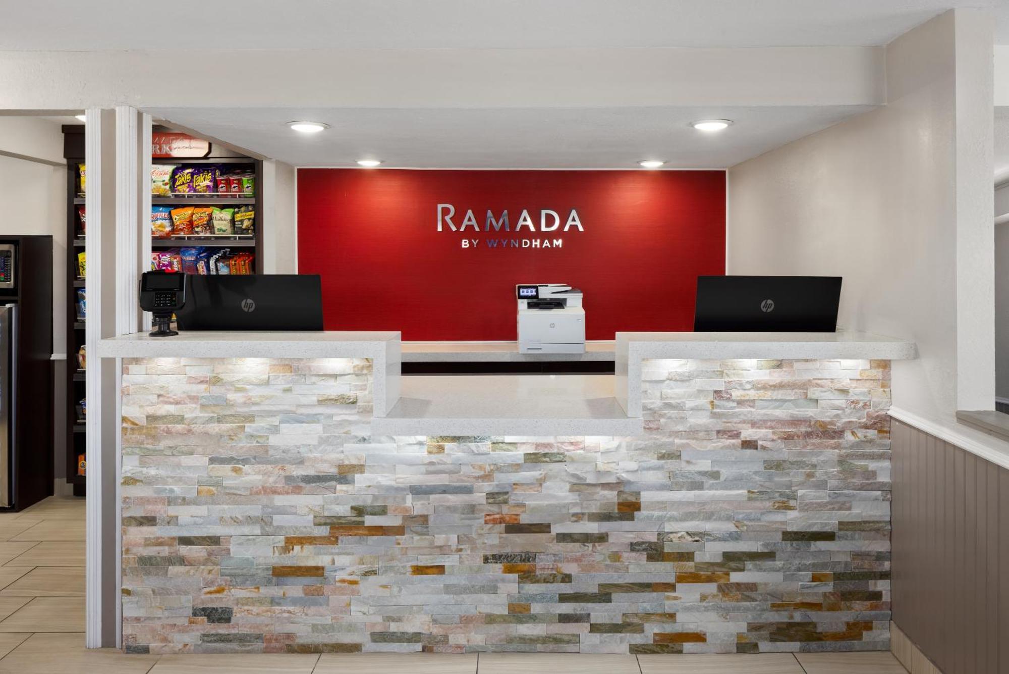 Мотель Ramada By Wyndham Medford Airport North Екстер'єр фото