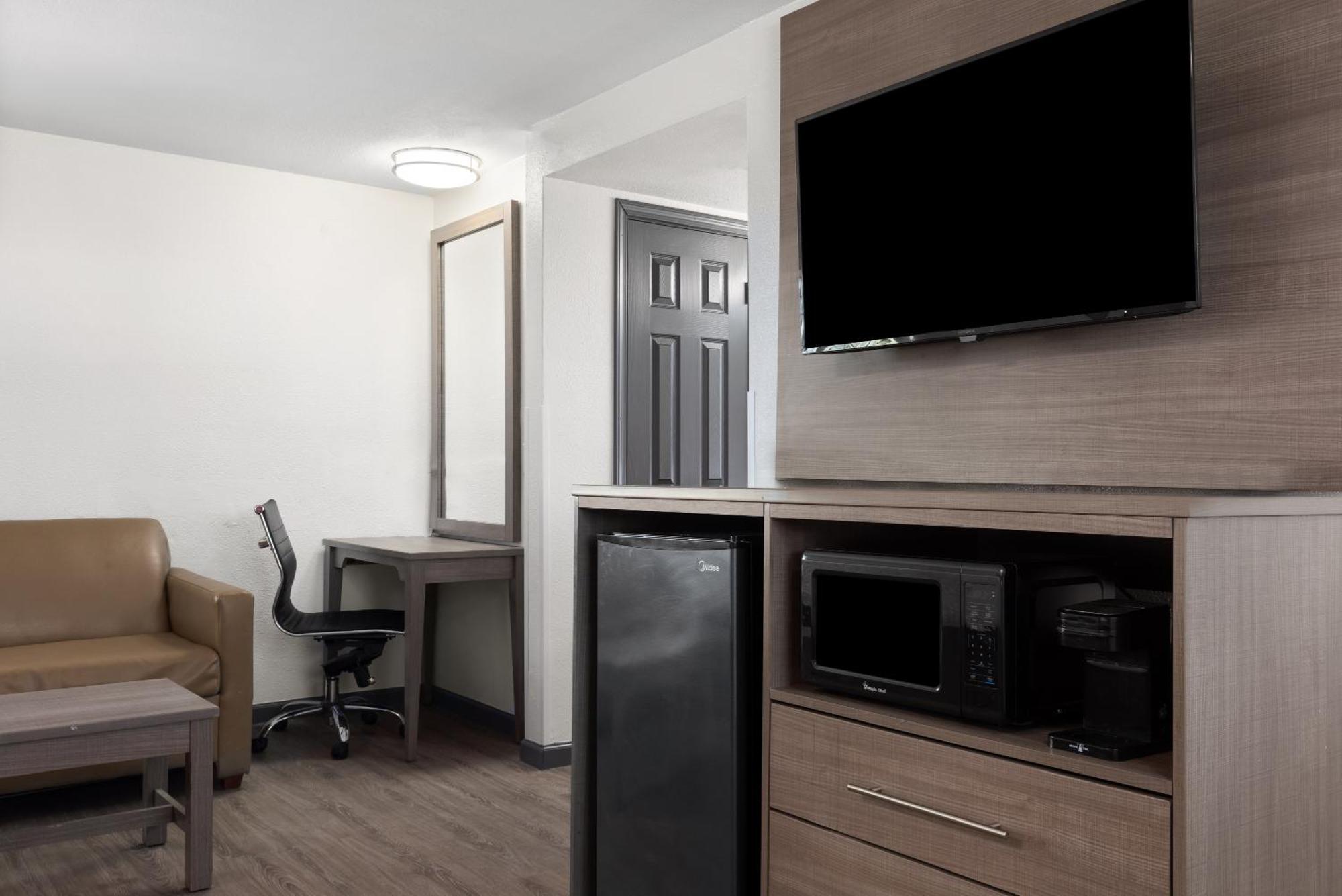Мотель Ramada By Wyndham Medford Airport North Екстер'єр фото