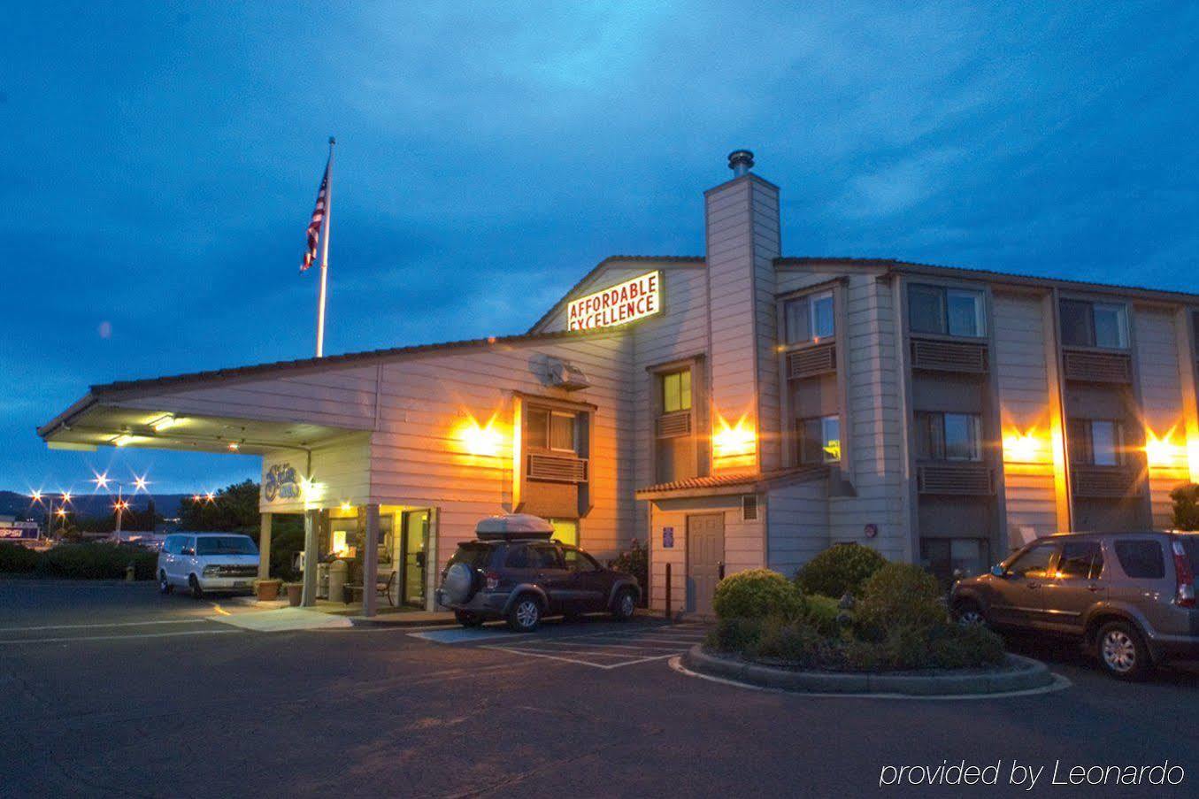 Мотель Ramada By Wyndham Medford Airport North Екстер'єр фото