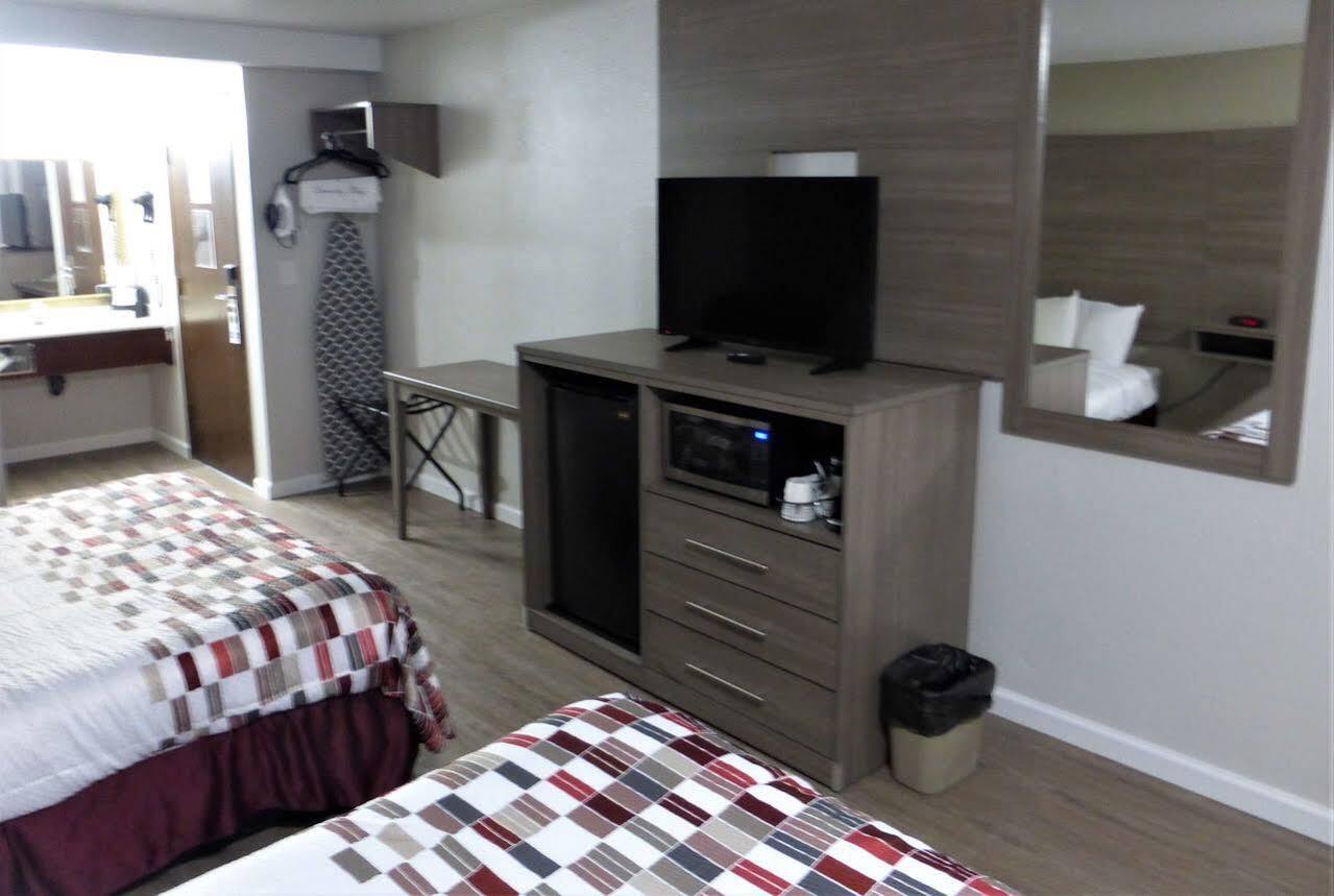 Мотель Ramada By Wyndham Medford Airport North Екстер'єр фото