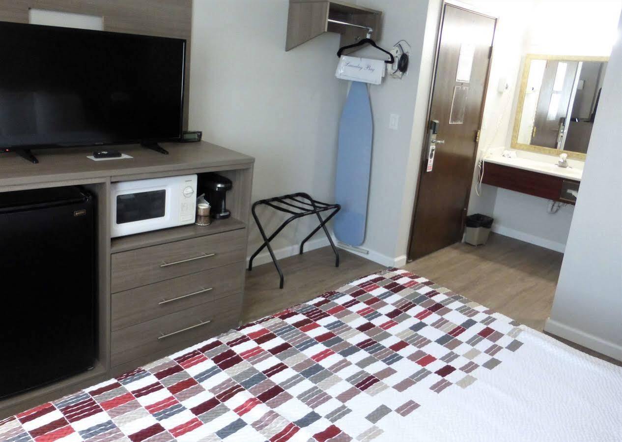 Мотель Ramada By Wyndham Medford Airport North Екстер'єр фото